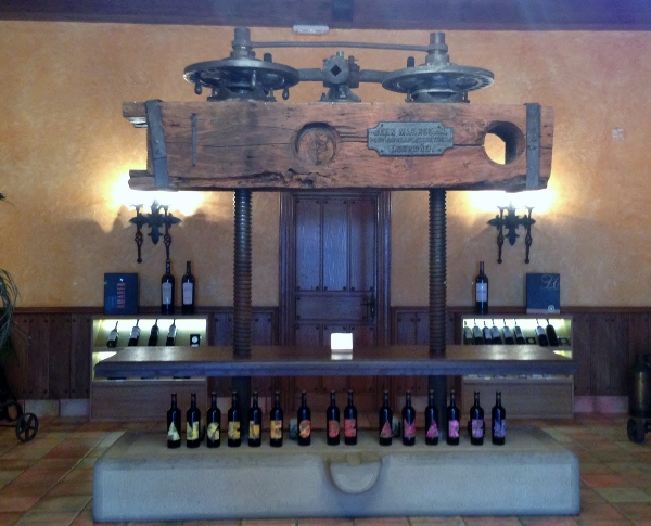 Visita_Luis_Cañas_Amaren_entrada_bodega